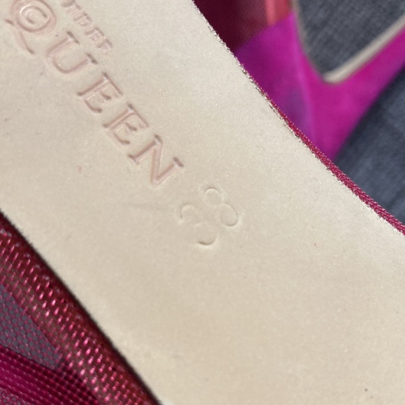 Alexander McQueen Pink orchid suede scalloped mesh heels 38 8 - Picture 9 of 9